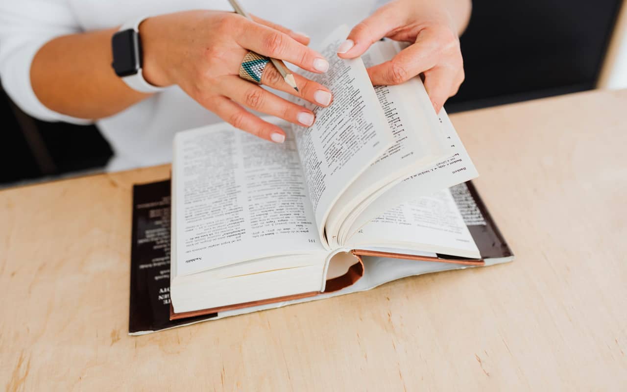 a women is using a dictionary