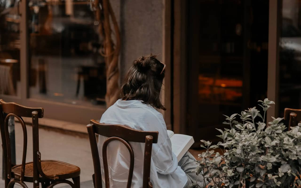 back side image of a reading woman