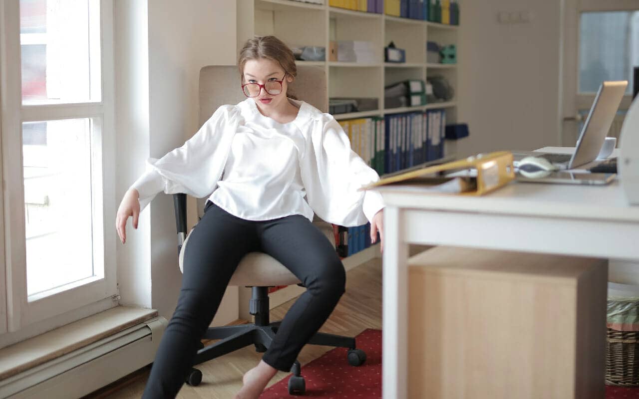 woman at a desk to illustrate hindsight bias