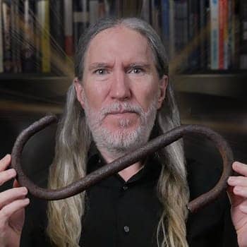 Feature image for the Link Method depicting Anthony Metivier displaying a metal link to express a concept related to the advanced version of this mnemonic strategy