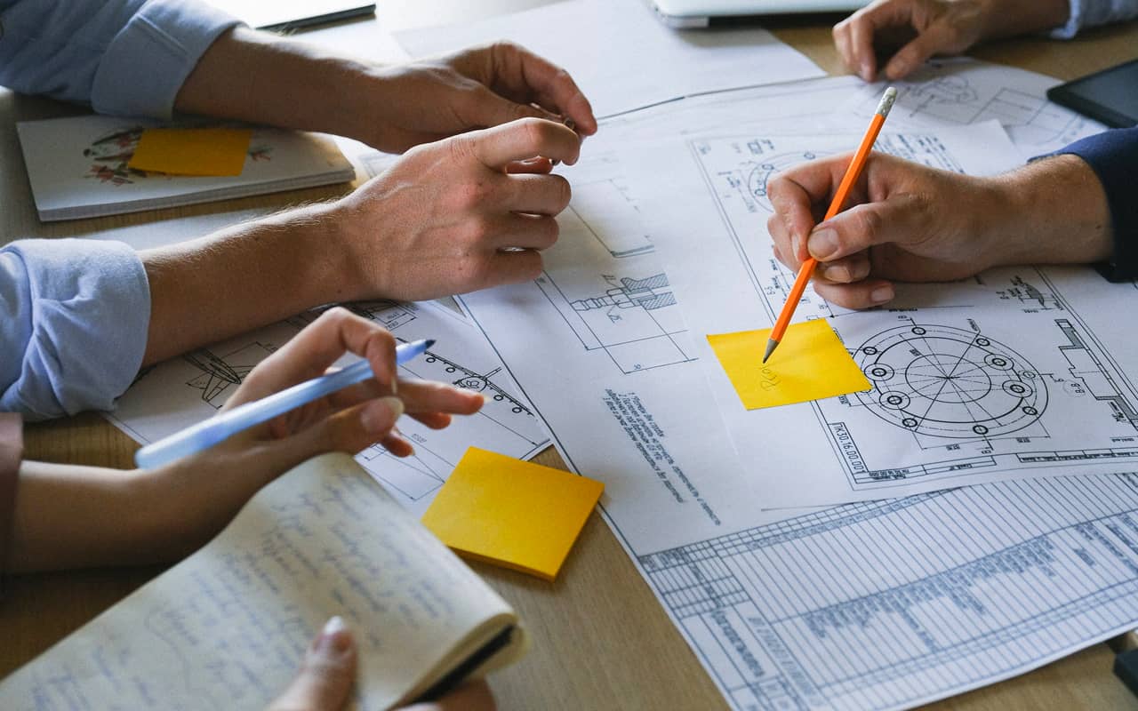 people are doing research together