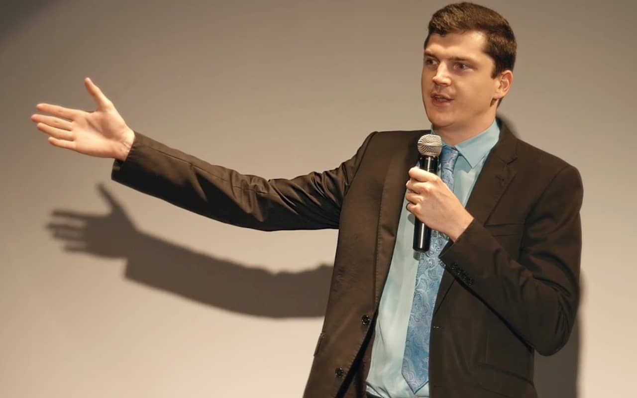 Thomas Krafft delivering an onstage presentation