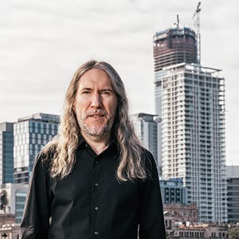 using mnemonics in everyday life feature image of Anthony Metivier standing in front of the Brisbane skyline