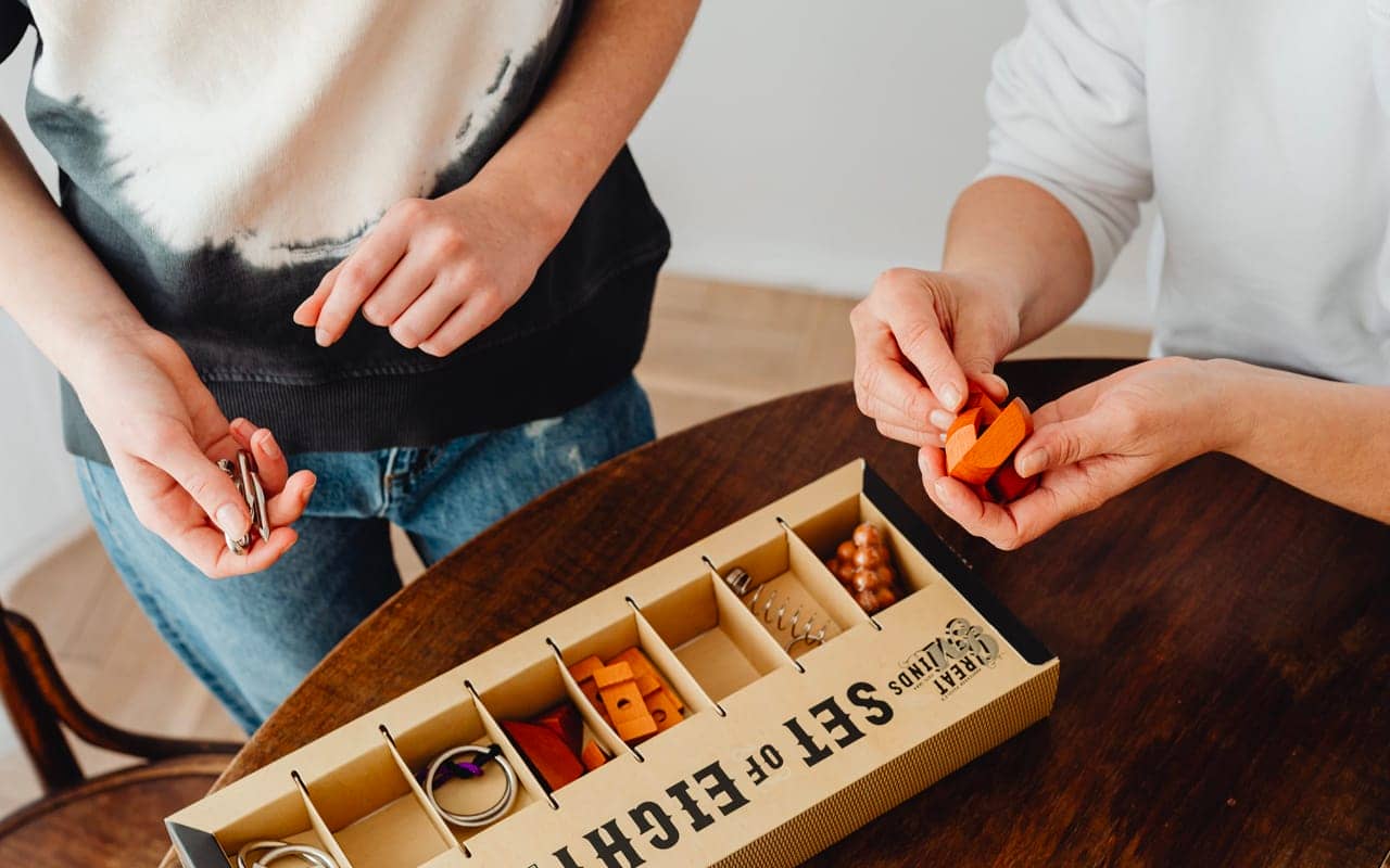 women are playing puzzels